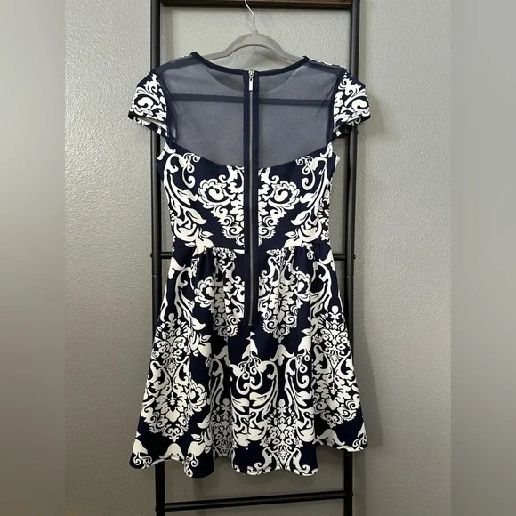 🚨 B. Darlin Navy/White Abstract Dress. Size 7/8. - Picture 8 of 8
